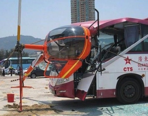 Unfallfoto, Hubschrauber hängt unerklärlicherweise an der Front eines Busses